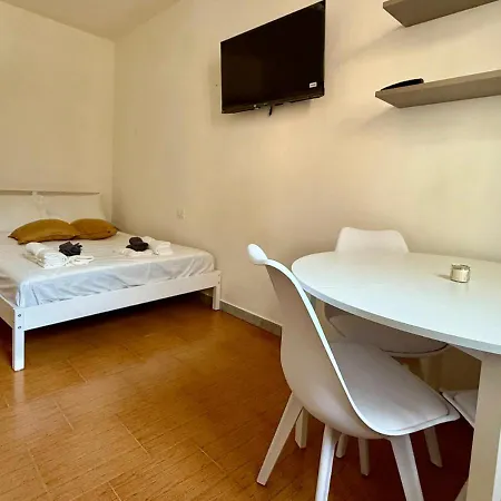 Lungarno - Giardino E Vasca Pisa